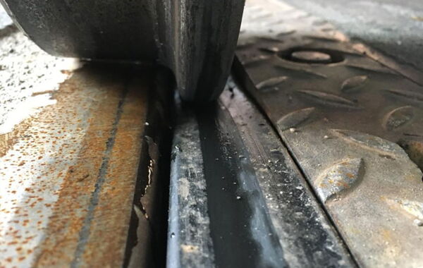 Zug rollt ueber Schiene mit Dichtungsprofil