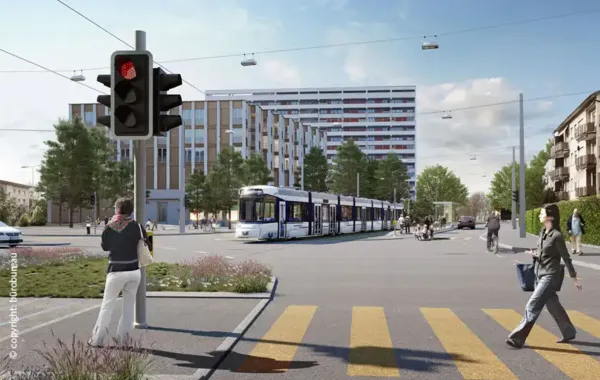 Straßenbahn fährt über eine Kreuzung mit Menschen und anderen Autos