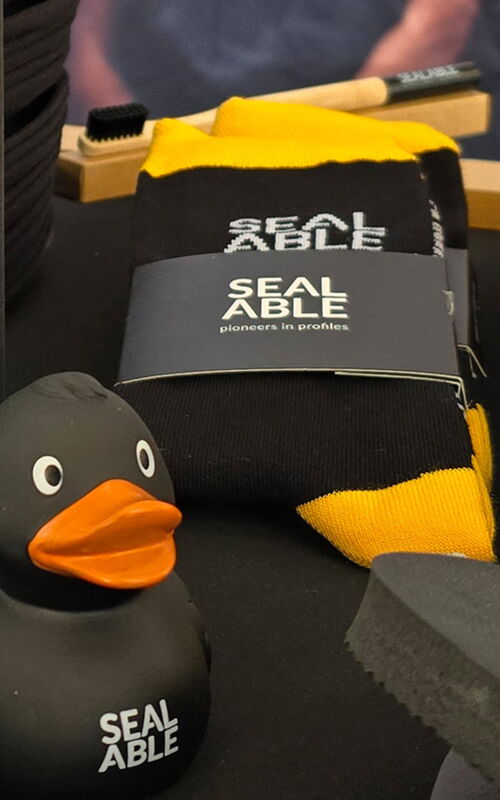 Gummiente und Socken mit SEALABLE Brand