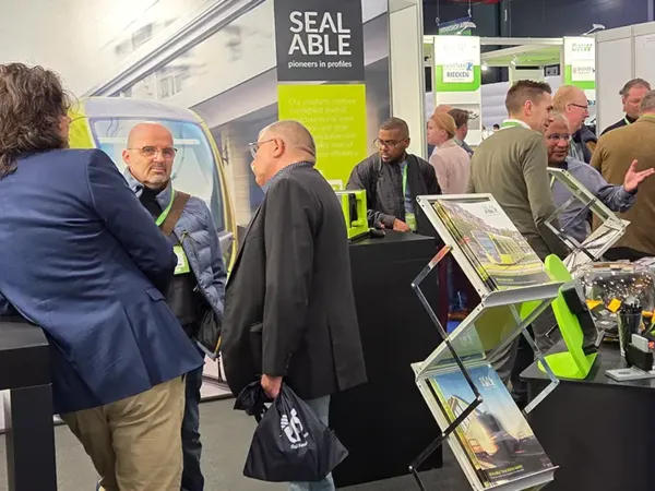 Matthias Klug führt am Messestand Kundengespräche zur RailTech Europe