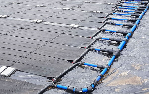 Solarmatten mit Schlaeuchen und Rohren verbunden