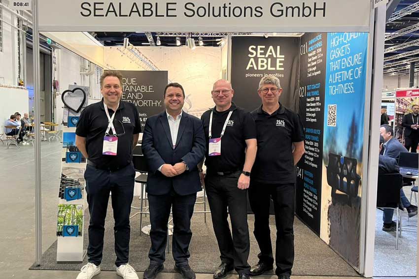 SEALABLE Messestand mit Direktor und Agenten