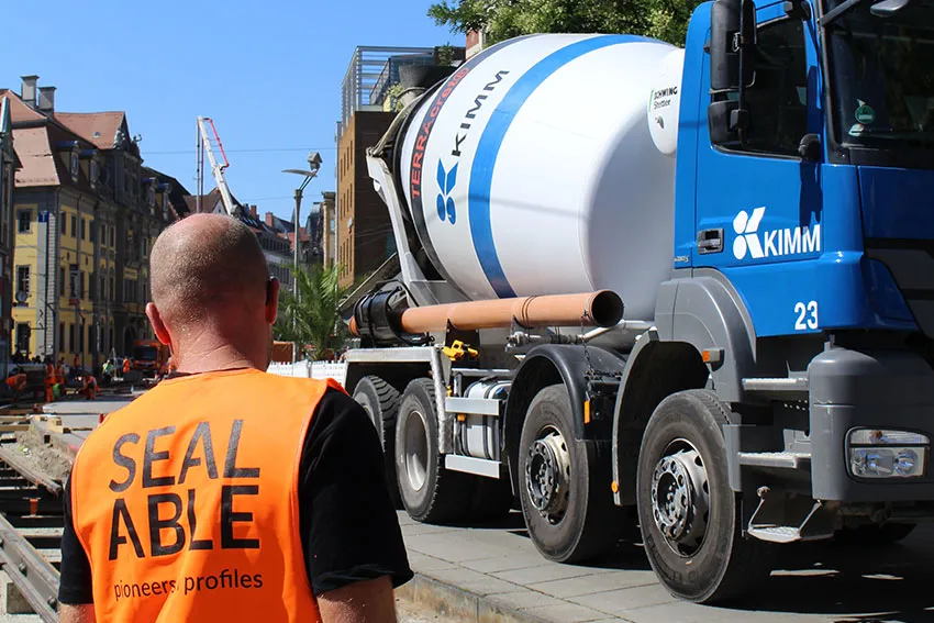 Anwendungstechnicker überwacht am Anger Erfurt das Beton eingießen