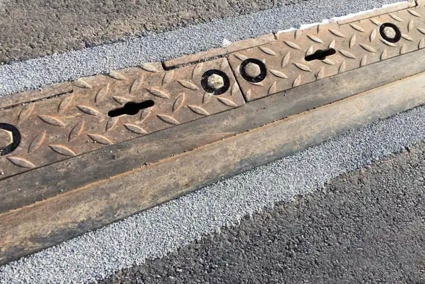 VeloGleis construction with rubber profile and metal framework embedded in asphalt