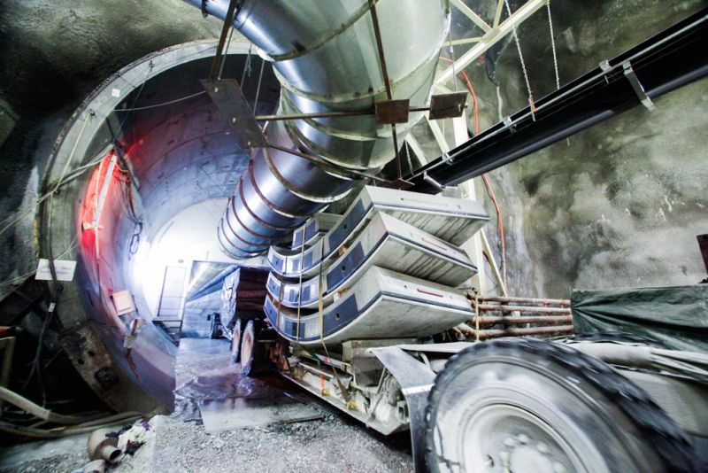 Transport of tunnel segments in the underground