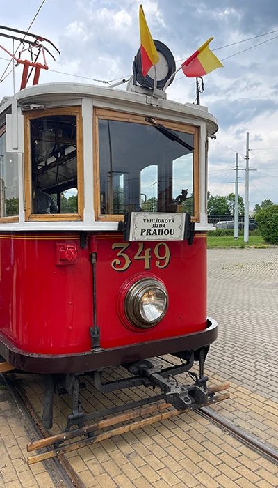 Historische rote Tram in Prag