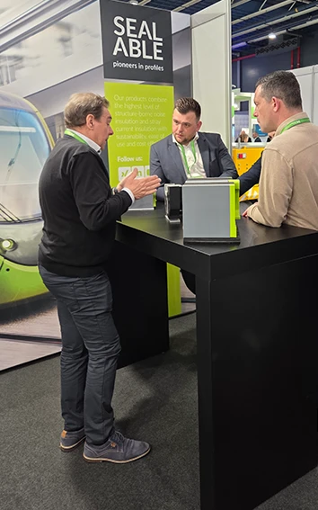 Frank Vanluchene führt am Messestand Kundengespräche zur RailTech Europe