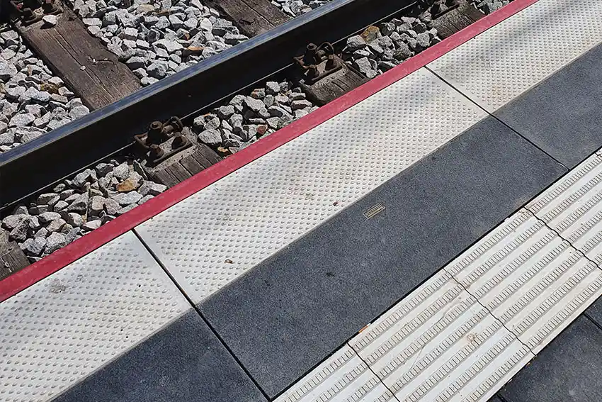Bahnsteigkante Bahnsteigkante mit Abschlussprofil